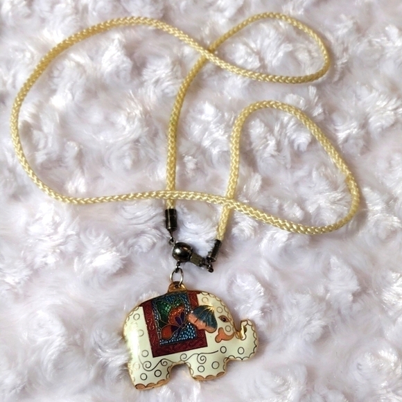 Cloisonne Jewelry - 𝅺VINTAGE cloisonne gold t cream pink enamel elephant necklace